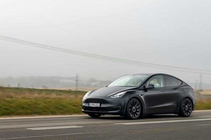NHTSA เปิดสอบสวน Tesla กรณีมือเปิดประตูอิเล็กทรอนิกส์ของ Model Y ปี 2021 อาจทำงานไม่ได้—เสี่ยงติดอยู่ในรถ? เจ้าของควรรู้อะไรบ้าง